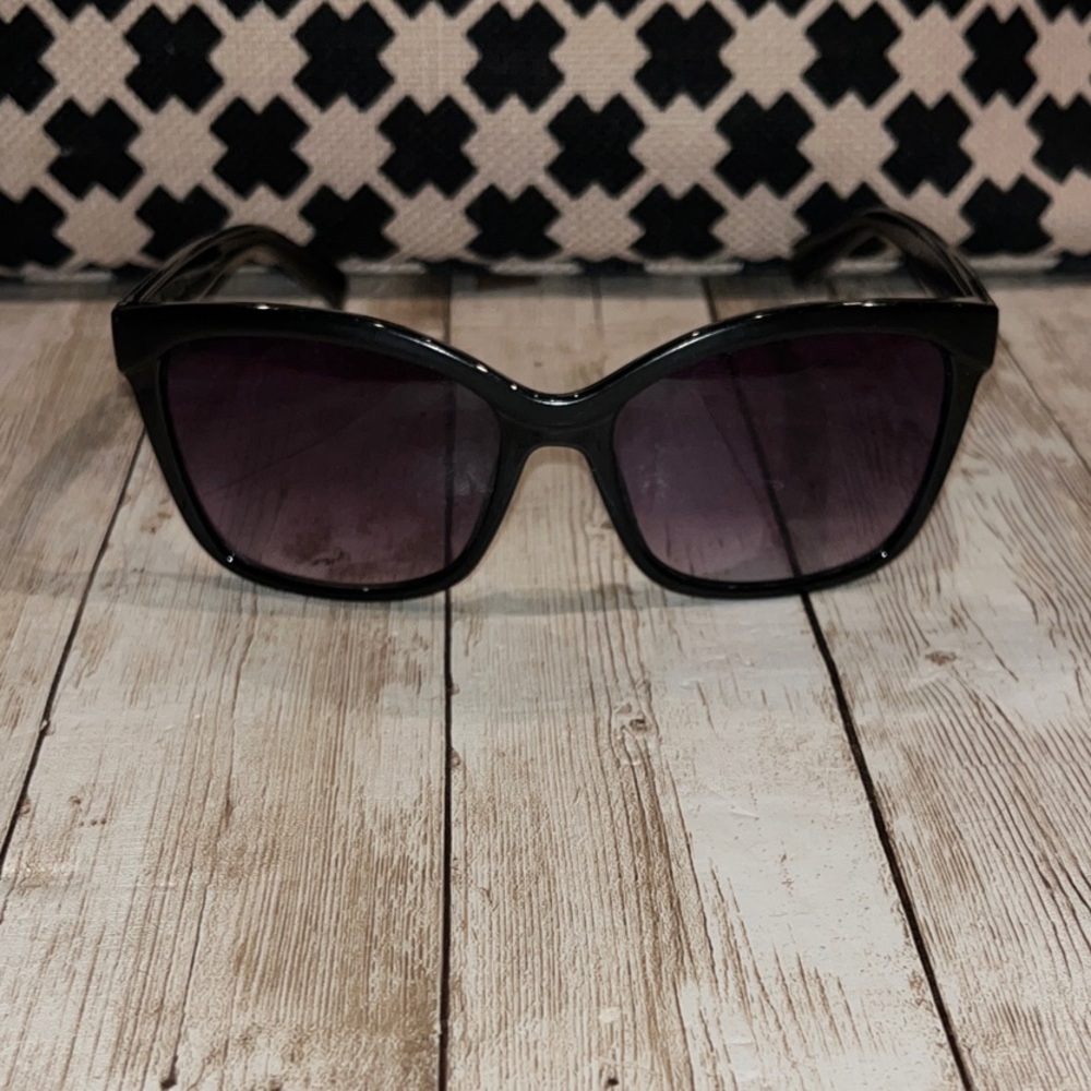 Guess oversized cat eye sunglasses with gradient purple lenses